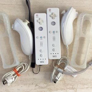 Nintendo Wii Remotes & Nunchuk Official OEM Authentic Controllers Lot Of 4 White